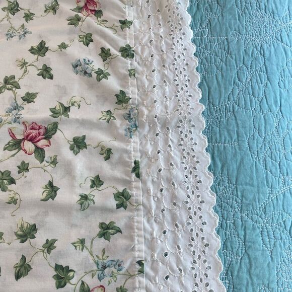 Floral Lace Trim Pillowcases - Picture 5 of 5